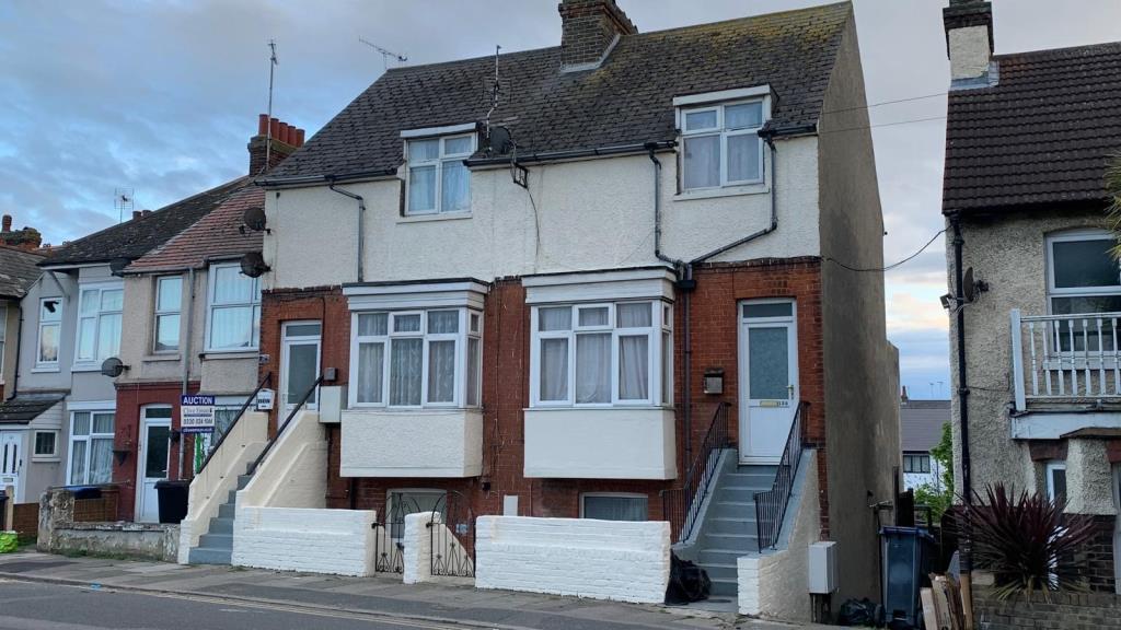 Lot: 33 - FREEHOLD BLOCK FOR INVESTMENT - Semi-detached three storey building